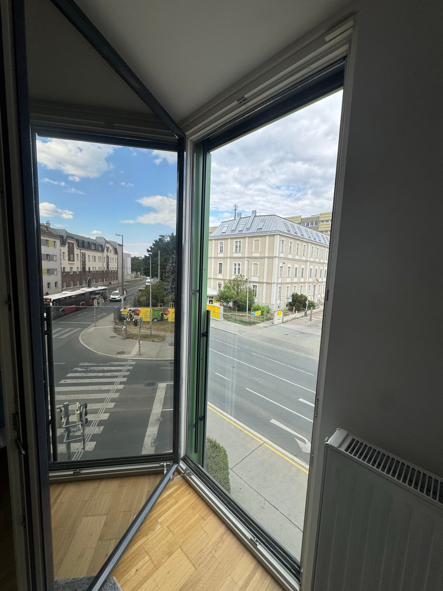 Corner window · Apartment — Solar control film