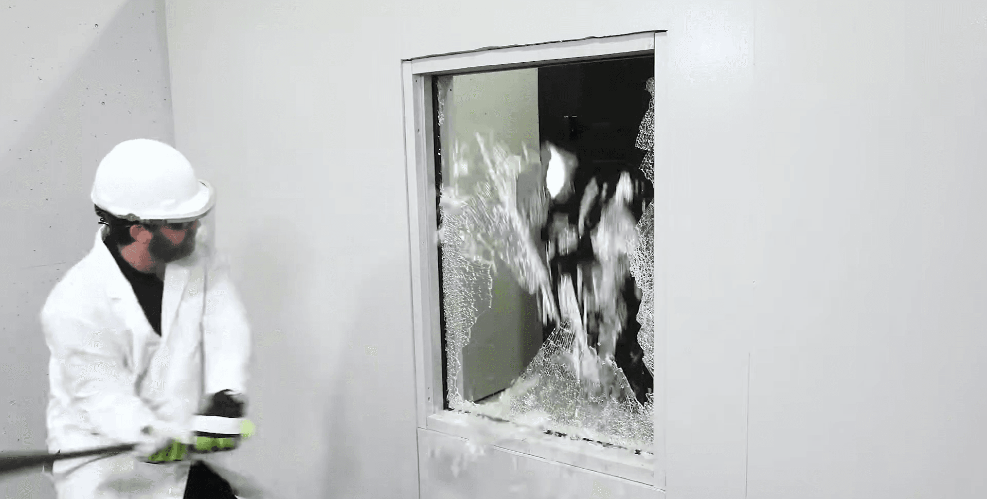 Glas zerbricht in scharfe Splitter → Splitter bleiben an der Folie haften