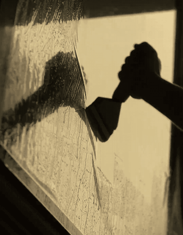 Professionelle Folienmontage am Fenster